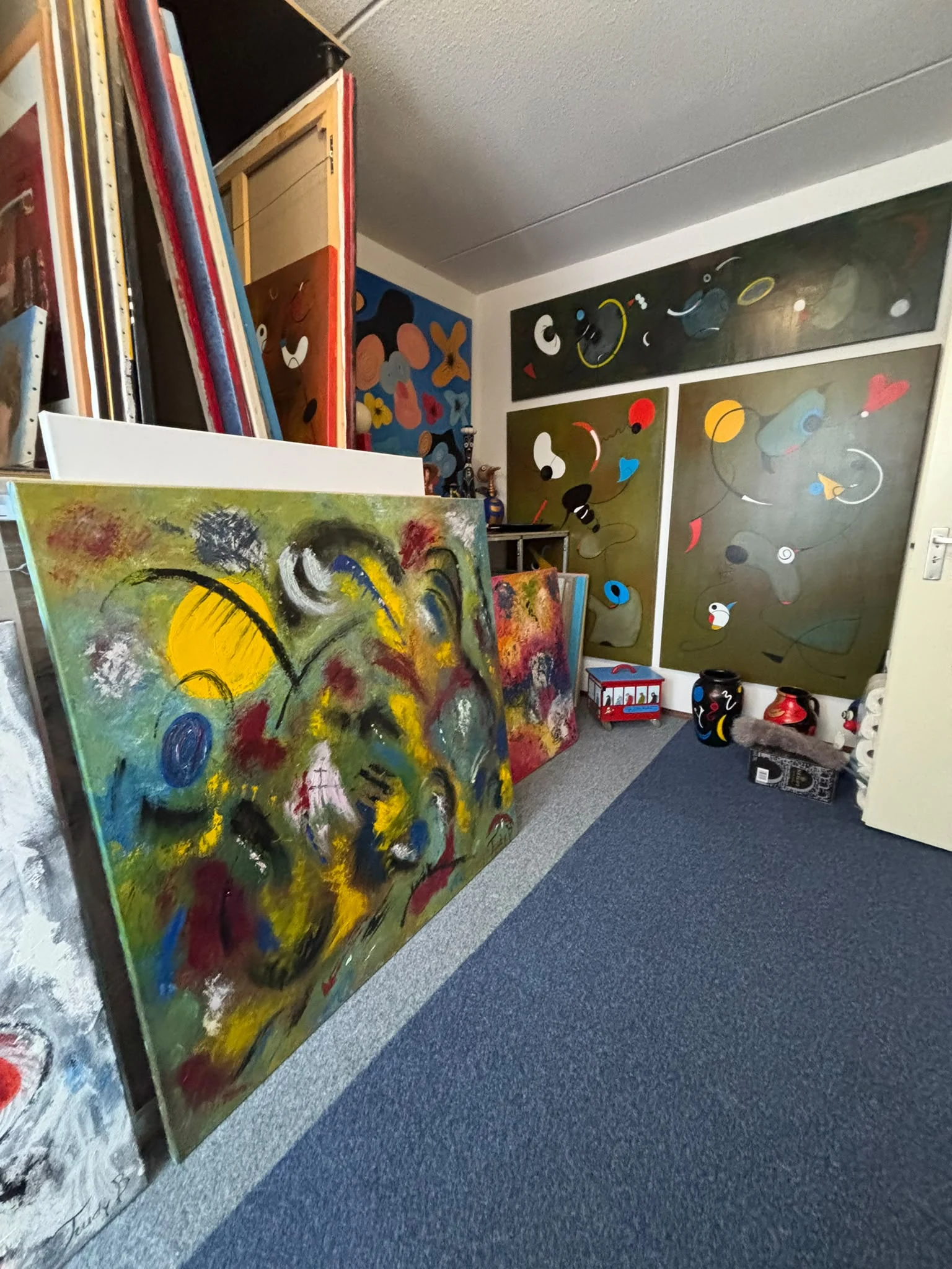 Atelier met expressieve schilderijen van Trudy Bersma