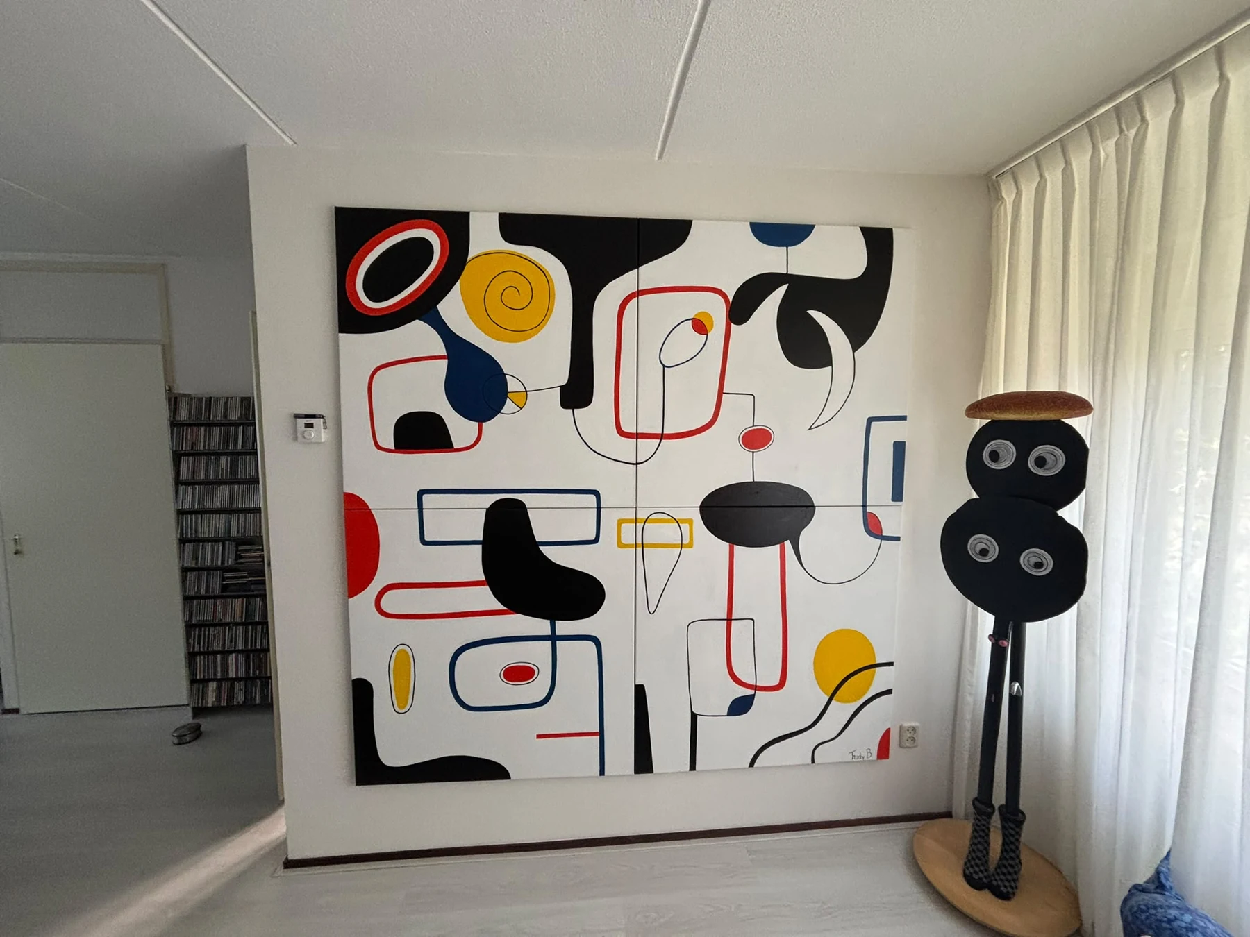 Groot geometrisch werk van Trudy Bersma in huiselijke ruimte