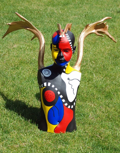Speels assemblage-object met geweivormen van Trudy Bersma