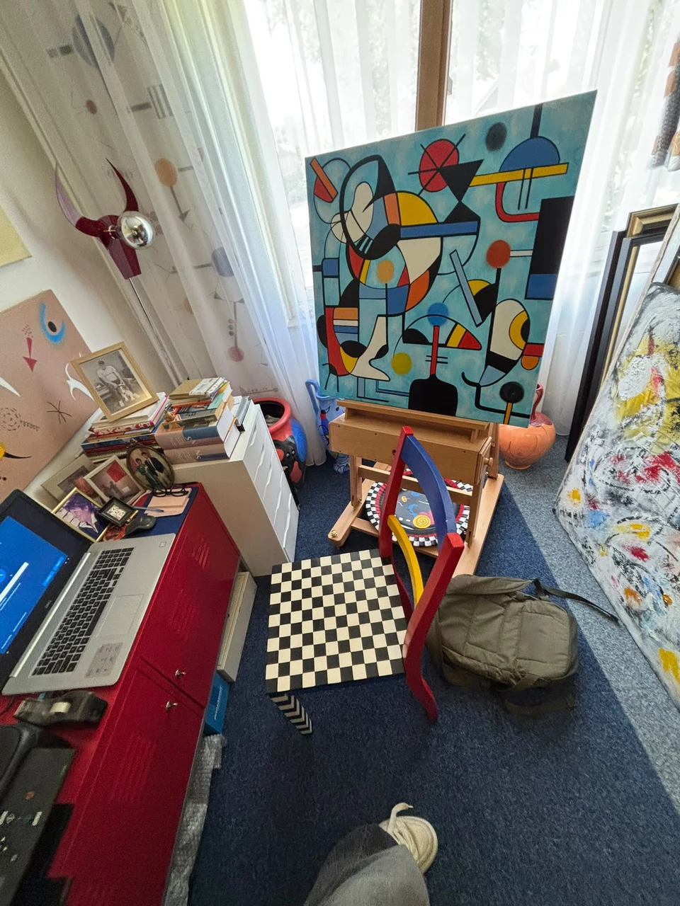 Atelier van Trudy Bersma met schilderijen, objecten en een werk op de ezel