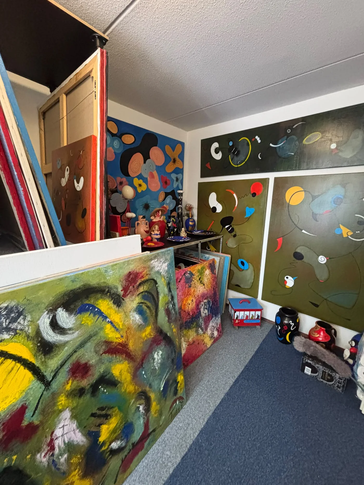 Atelier van Trudy Bersma met schilderijen in verschillende fases