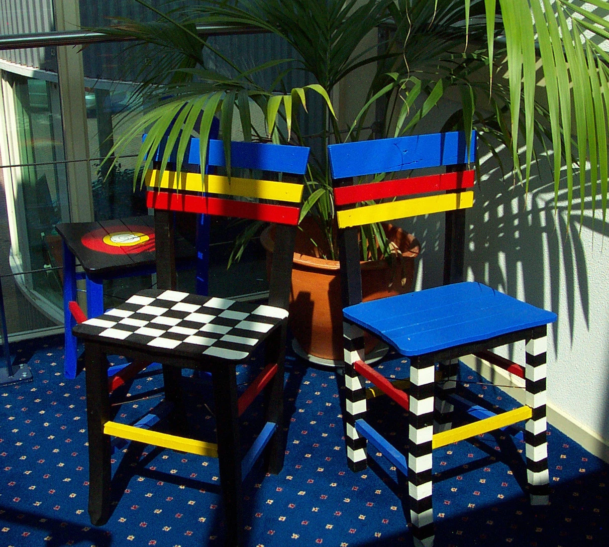 Drie beschilderde stoelen in interieur