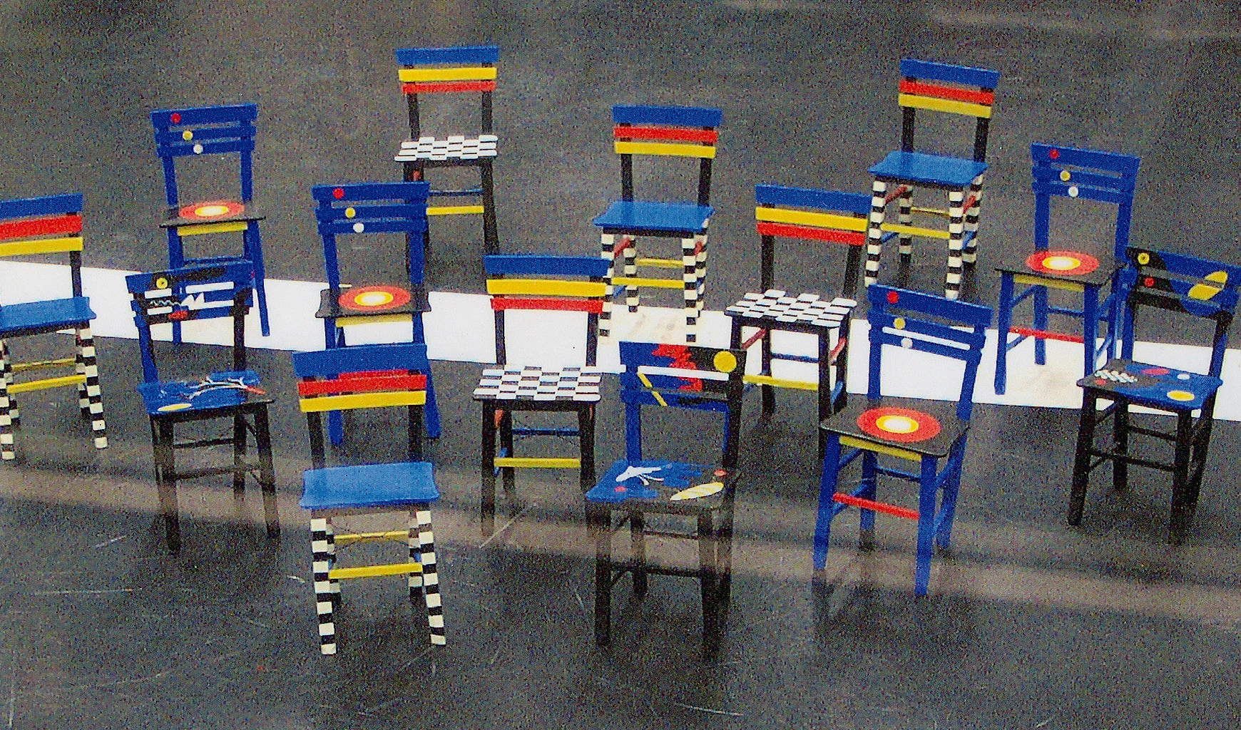 Groep kleurrijk beschilderde stoelen
