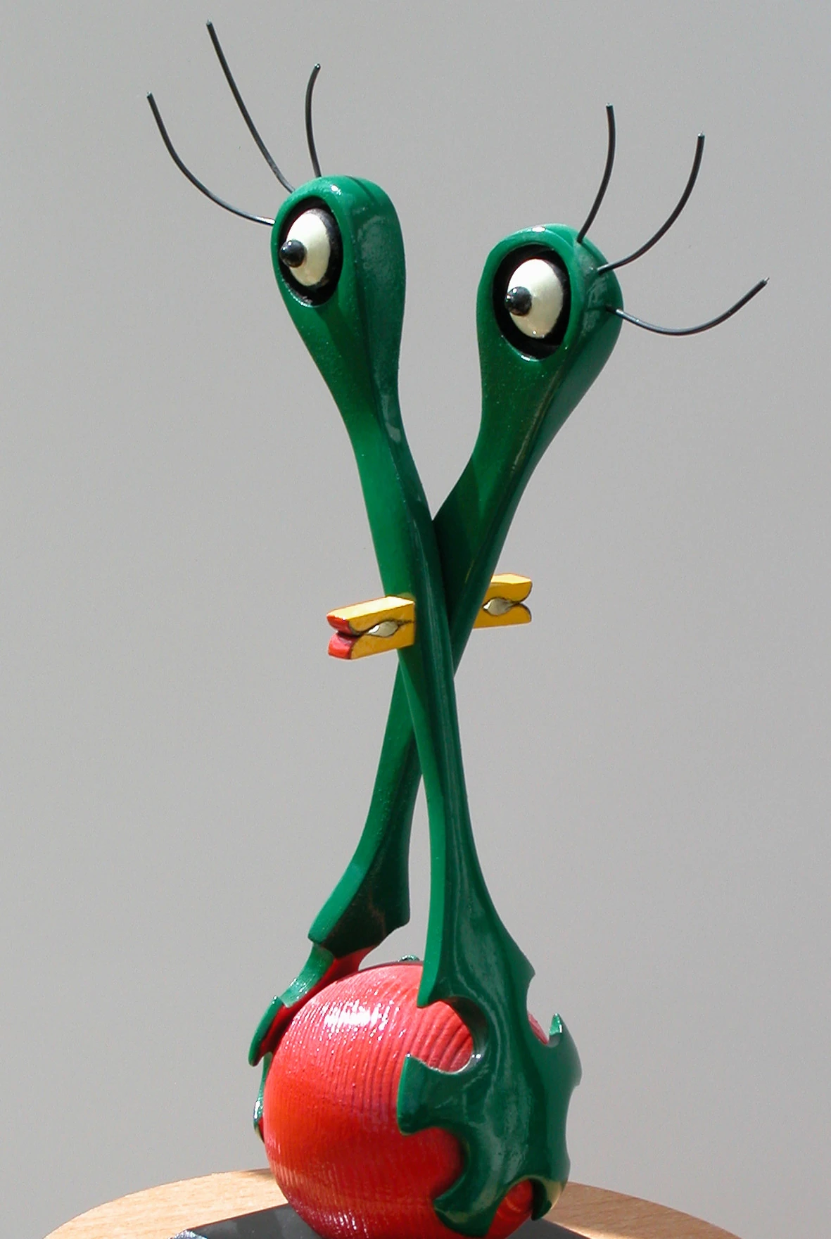 Groen sculpturaal object met twee grote ogen