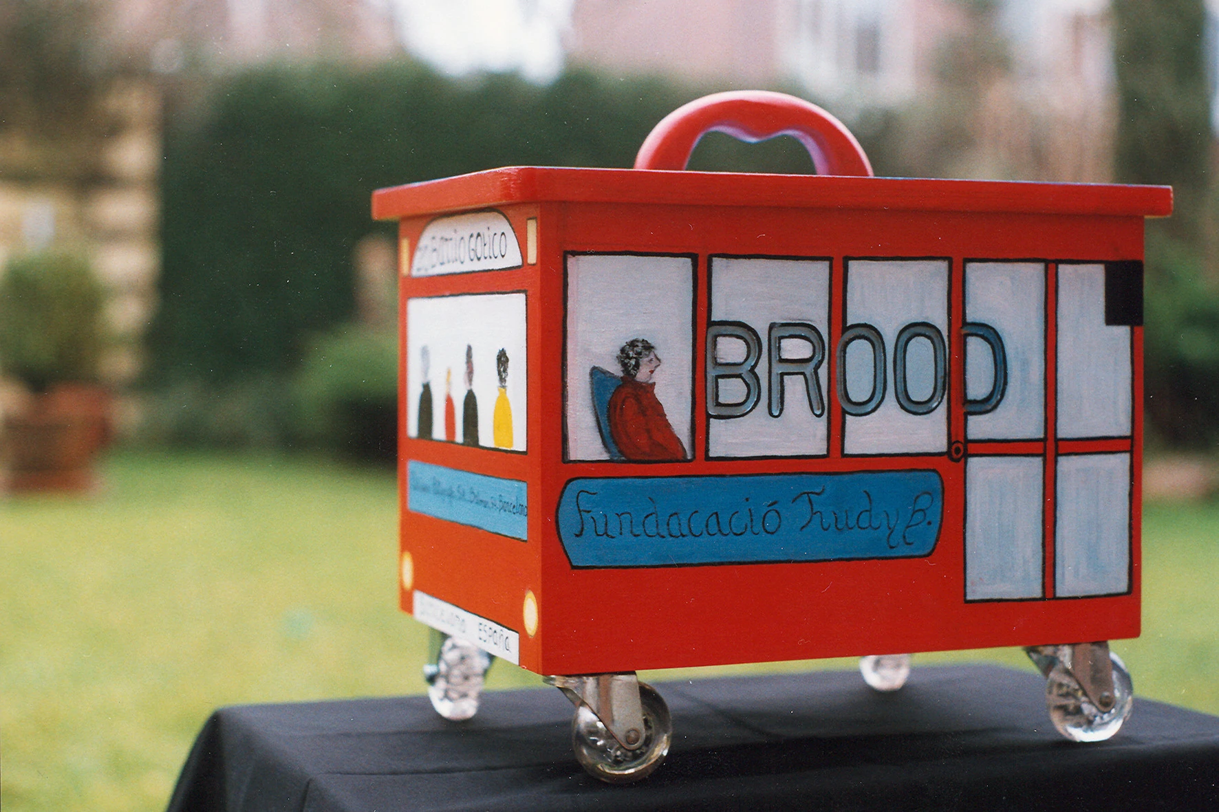Rood voertuigachtig object