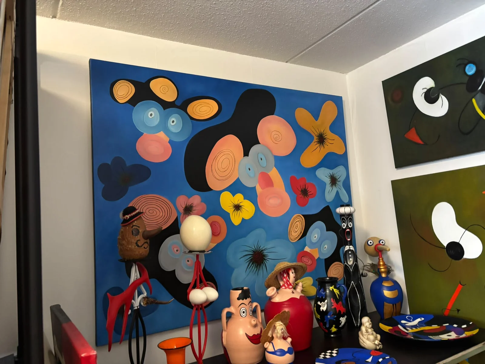 Atelier van Trudy Bersma met schilderijen, keramiek en objecten