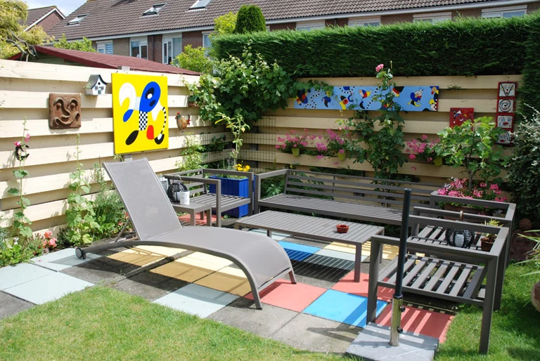 Tuin met beschilderde panelen en kleurvlakken