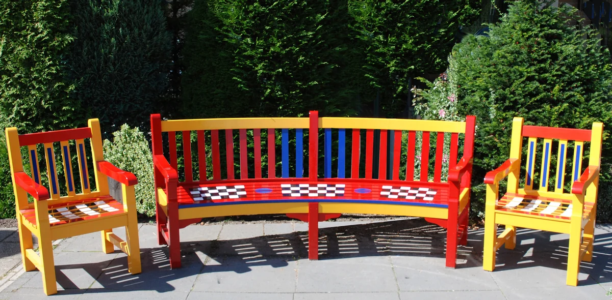 Kleurrijk beschilderde bank en stoelen buiten